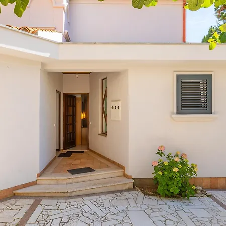 アパート Loncar Ližnjan