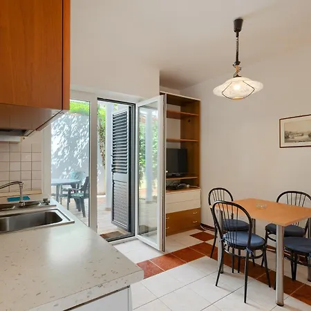 アパート Loncar Ližnjan