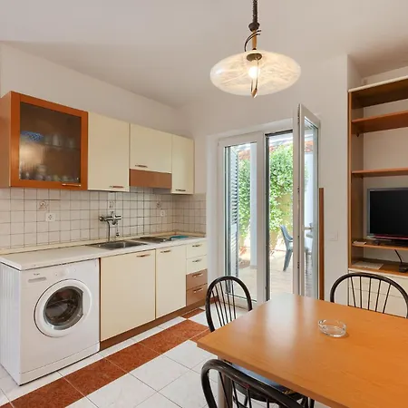 アパート Loncar Ližnjan